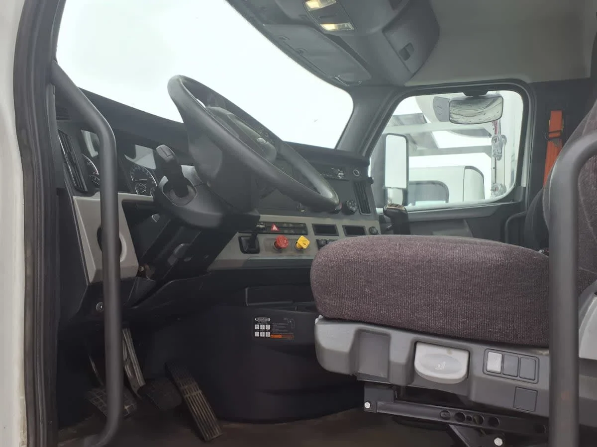 2021 Freightliner Cascadia - image 7