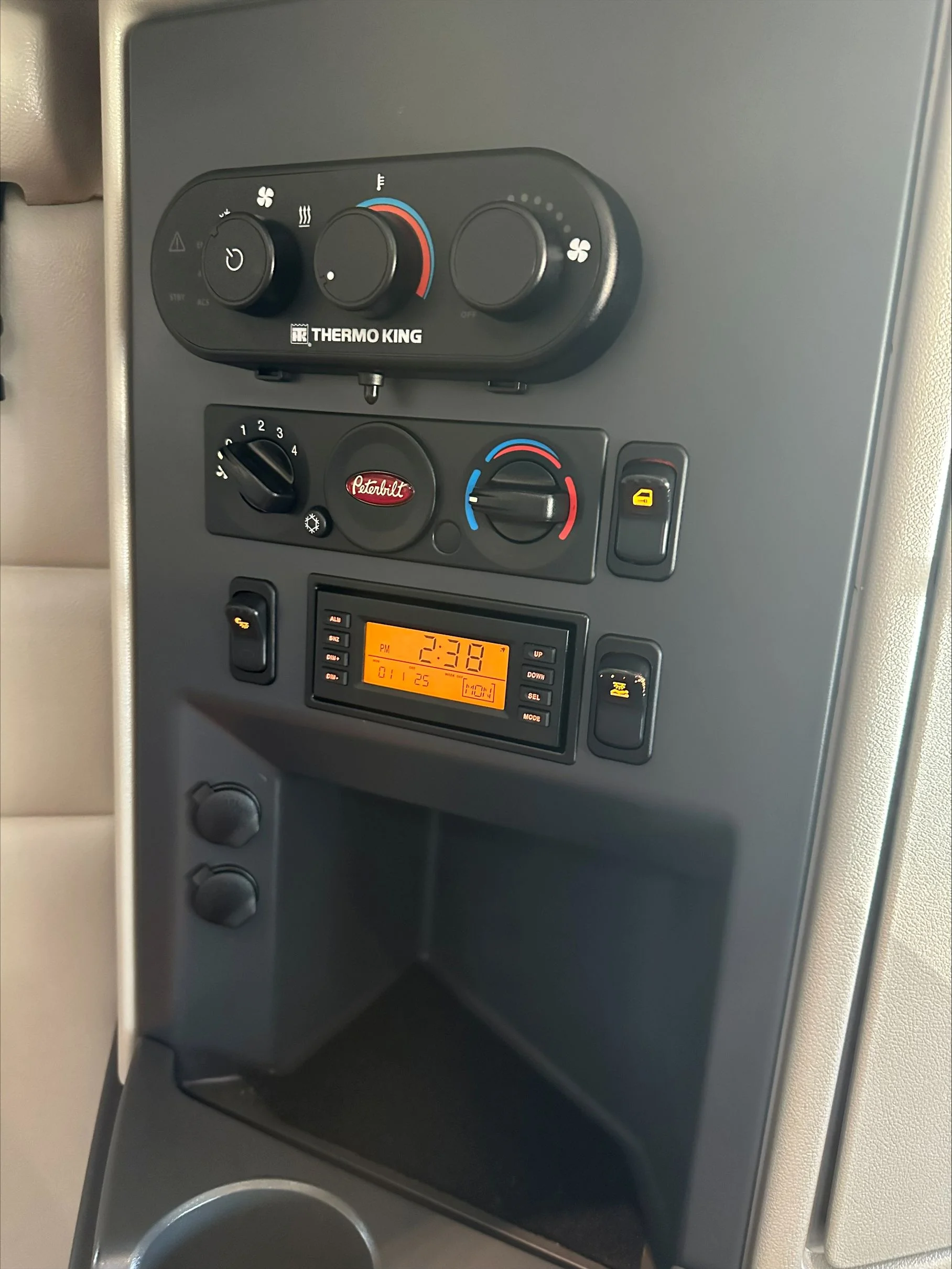 2020 Peterbilt 579 - image 10