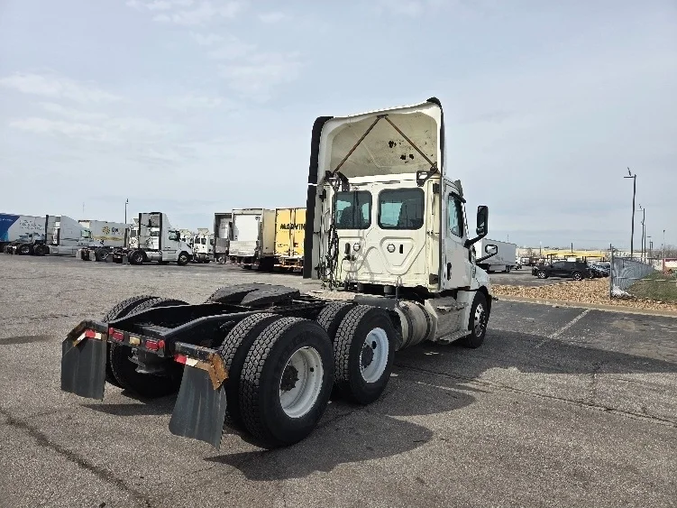 2021 Freightliner Cascadia - image 7