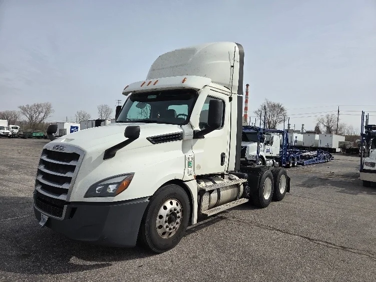 2021 Freightliner Cascadia - image 3