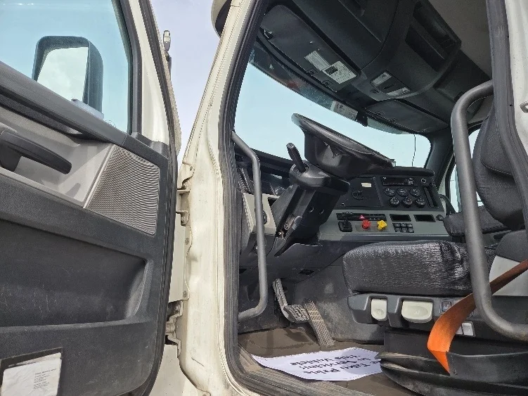 2021 Freightliner Cascadia - image 9