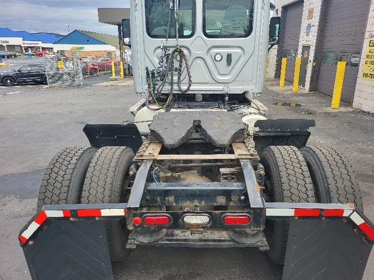 2018 Freightliner Cascadia - image 6