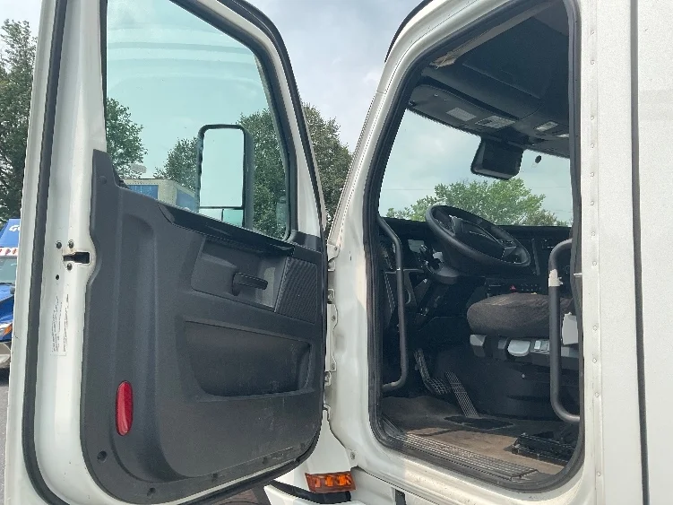 2023 Freightliner Cascadia in Harrisburg, PA — photo 9