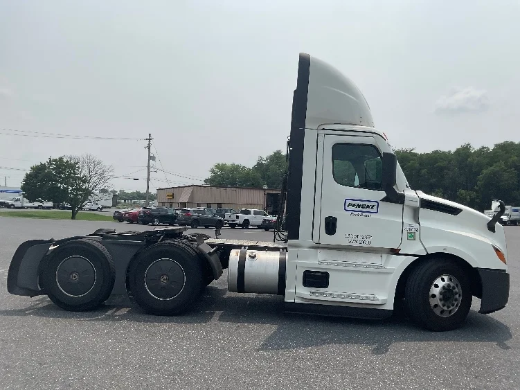 2023 Freightliner Cascadia in Harrisburg, PA — photo 8