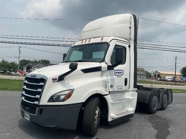 2023 Freightliner Cascadia in Harrisburg, PA — photo 3