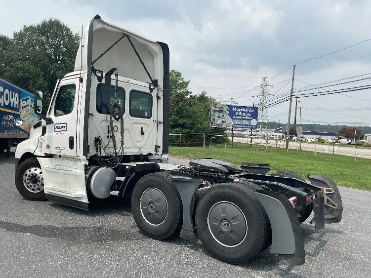 2023 Freightliner Cascadia in Harrisburg, PA — photo 5