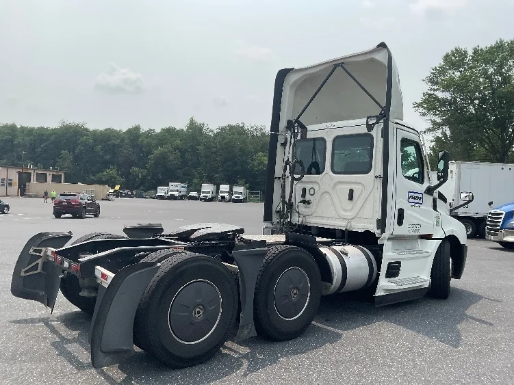 2023 Freightliner Cascadia in Harrisburg, PA — photo 7