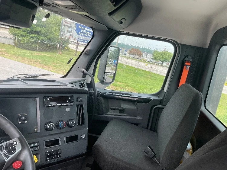 2023 Freightliner Cascadia in Harrisburg, PA — photo 10