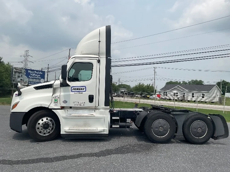 2023 Freightliner Cascadia in Harrisburg, PA — photo 4