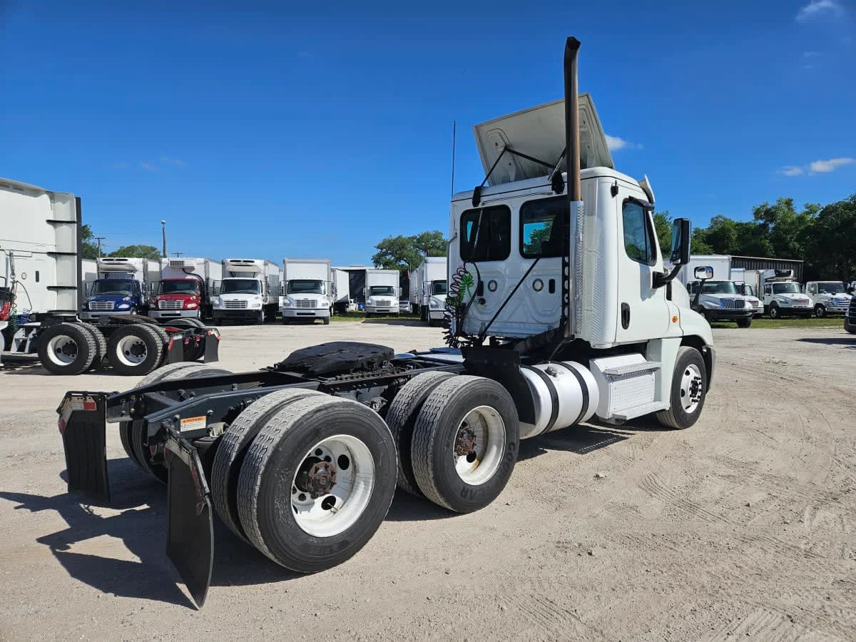 2019 Freightliner Cascadia in Orlando, FL — photo 4