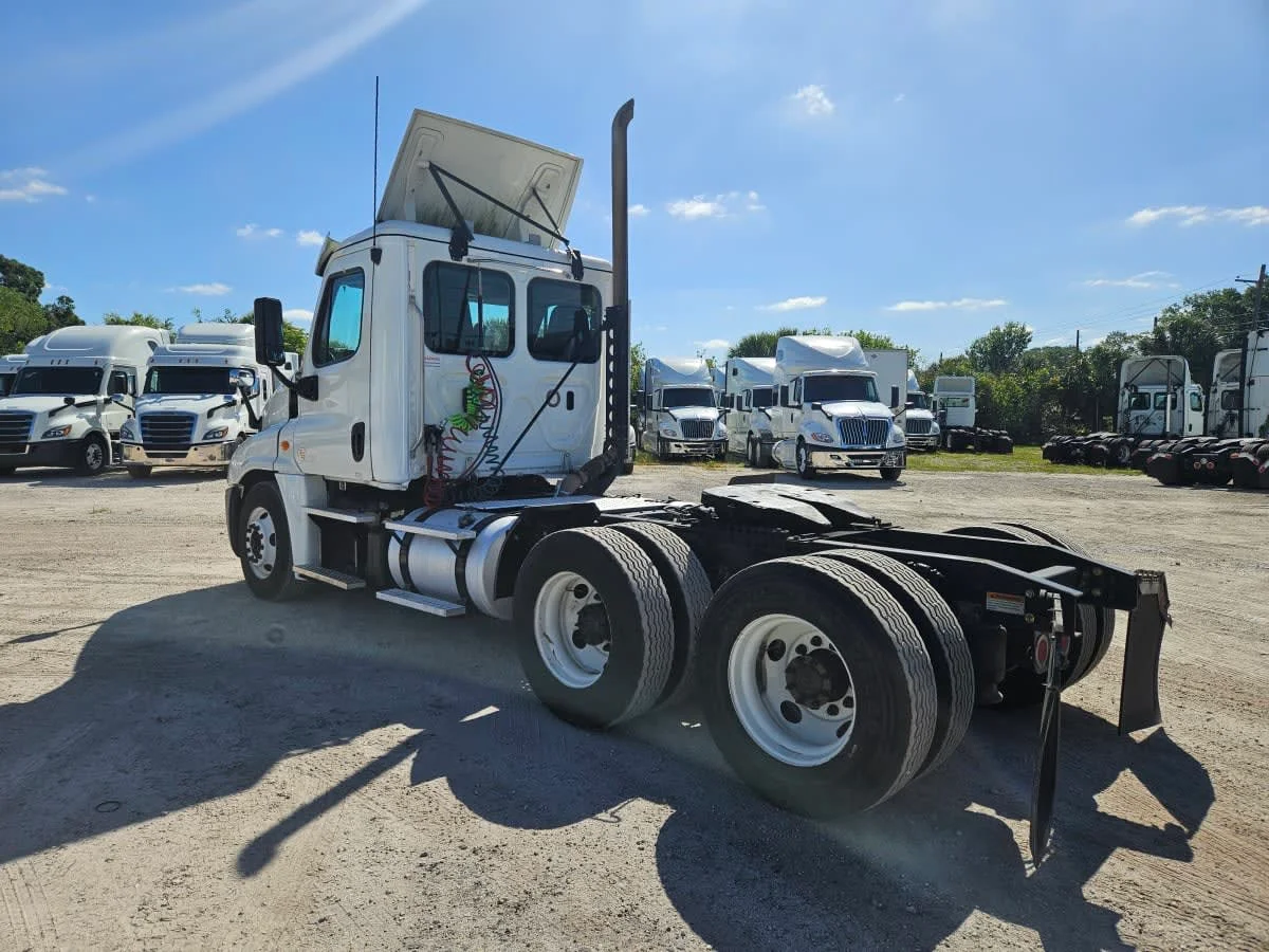 2019 Freightliner Cascadia in Orlando, FL — photo 6