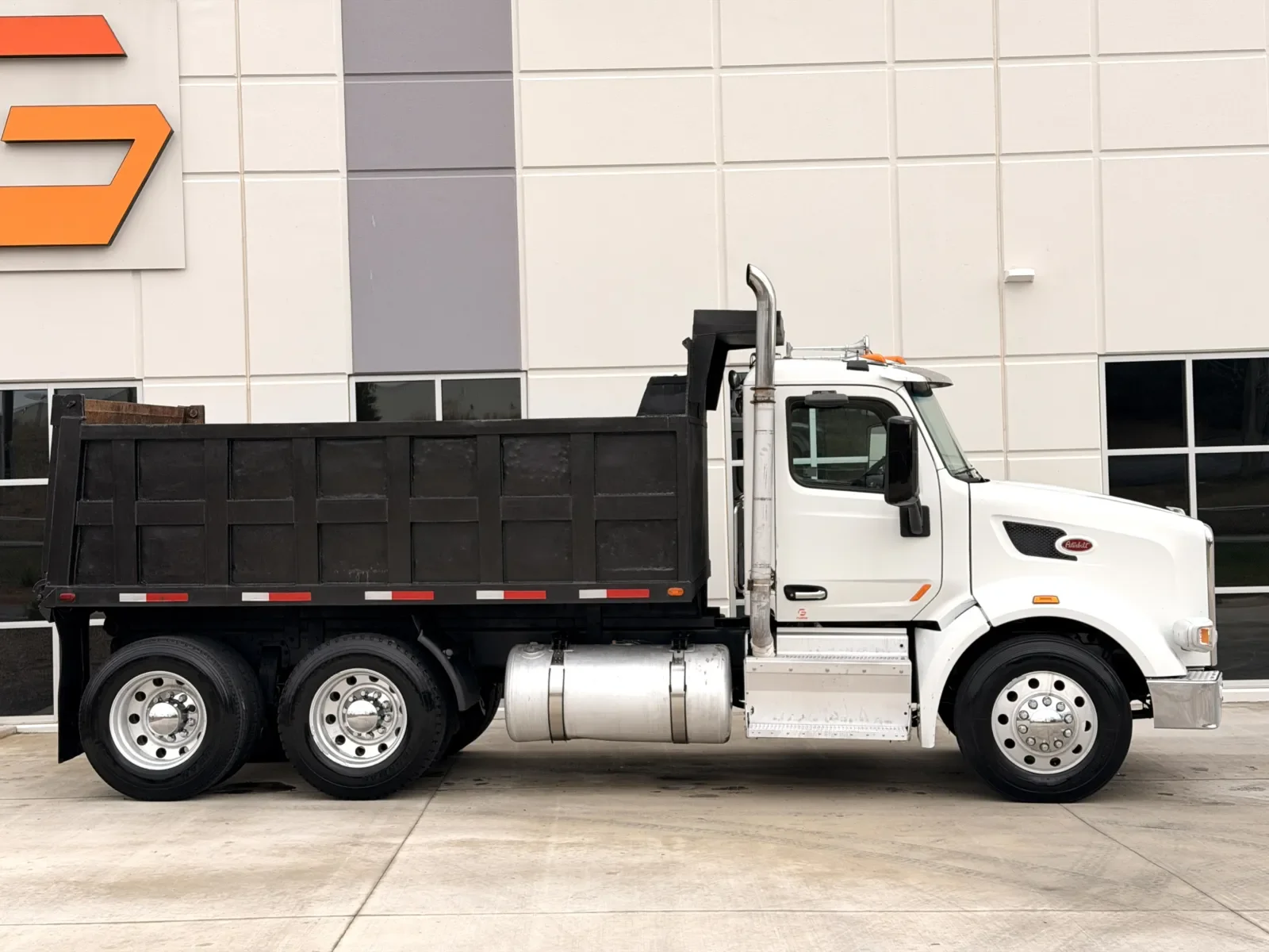 2016 Peterbilt 567 - image 4
