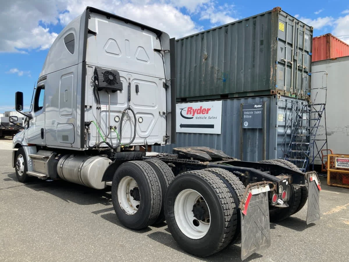 2021 Freightliner Cascadia in Springfield, MA — photo 6