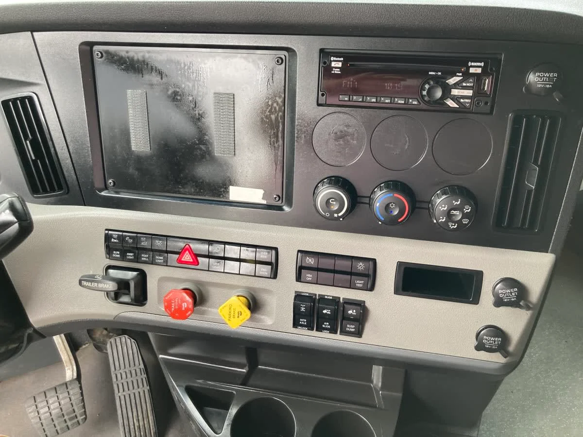 2021 Freightliner Cascadia in Springfield, MA — photo 11