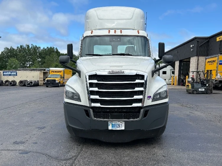 2023 Freightliner Cascadia in Jessup, PA — photo 2