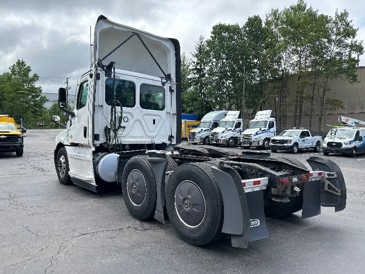 2023 Freightliner Cascadia in Jessup, PA — photo 5