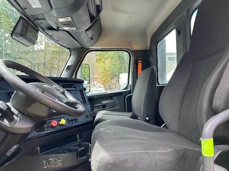 2023 Freightliner Cascadia in Jessup, PA — photo 10