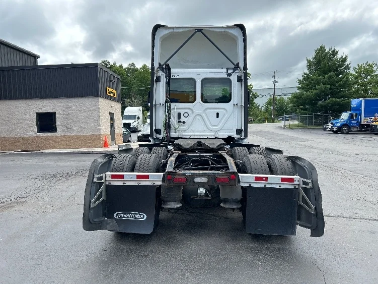 2023 Freightliner Cascadia in Jessup, PA — photo 6