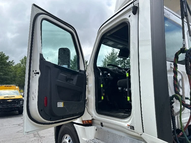 2023 Freightliner Cascadia in Jessup, PA — photo 9