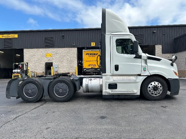 2023 Freightliner Cascadia in Jessup, PA — photo 8