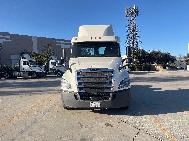 2018 Freightliner Cascadia - image 2