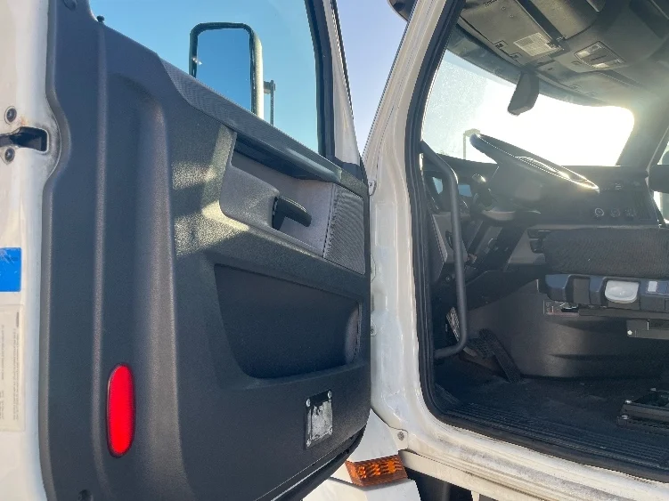 2018 Freightliner Cascadia - image 9