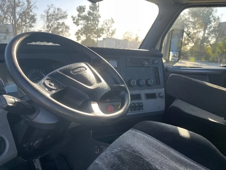 2018 Freightliner Cascadia - image 10