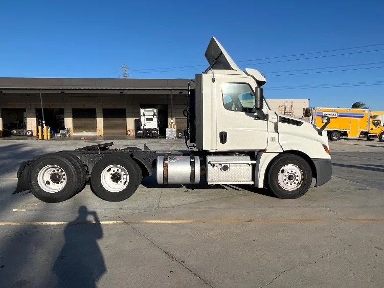 2018 Freightliner Cascadia - image 8