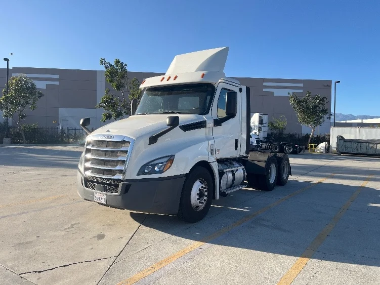 2018 Freightliner Cascadia - image 3