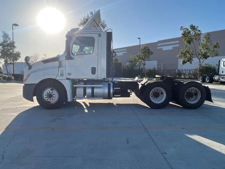 2018 Freightliner Cascadia - image 4