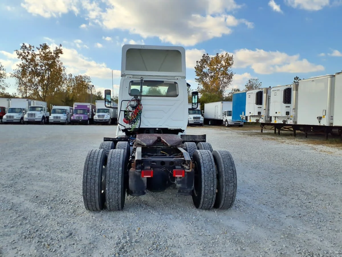 2019 International LT - image 5