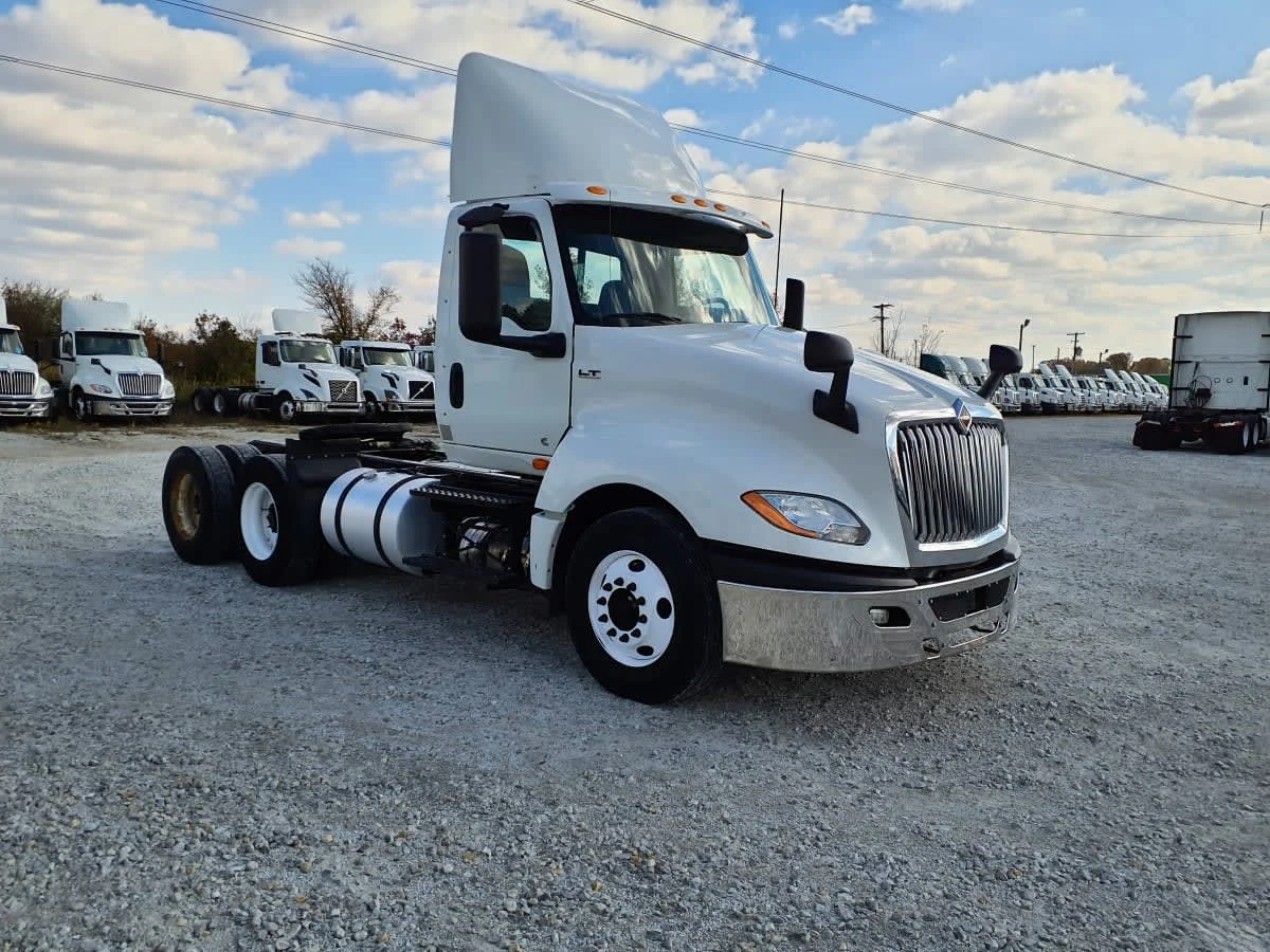 2019 International LT - image 3