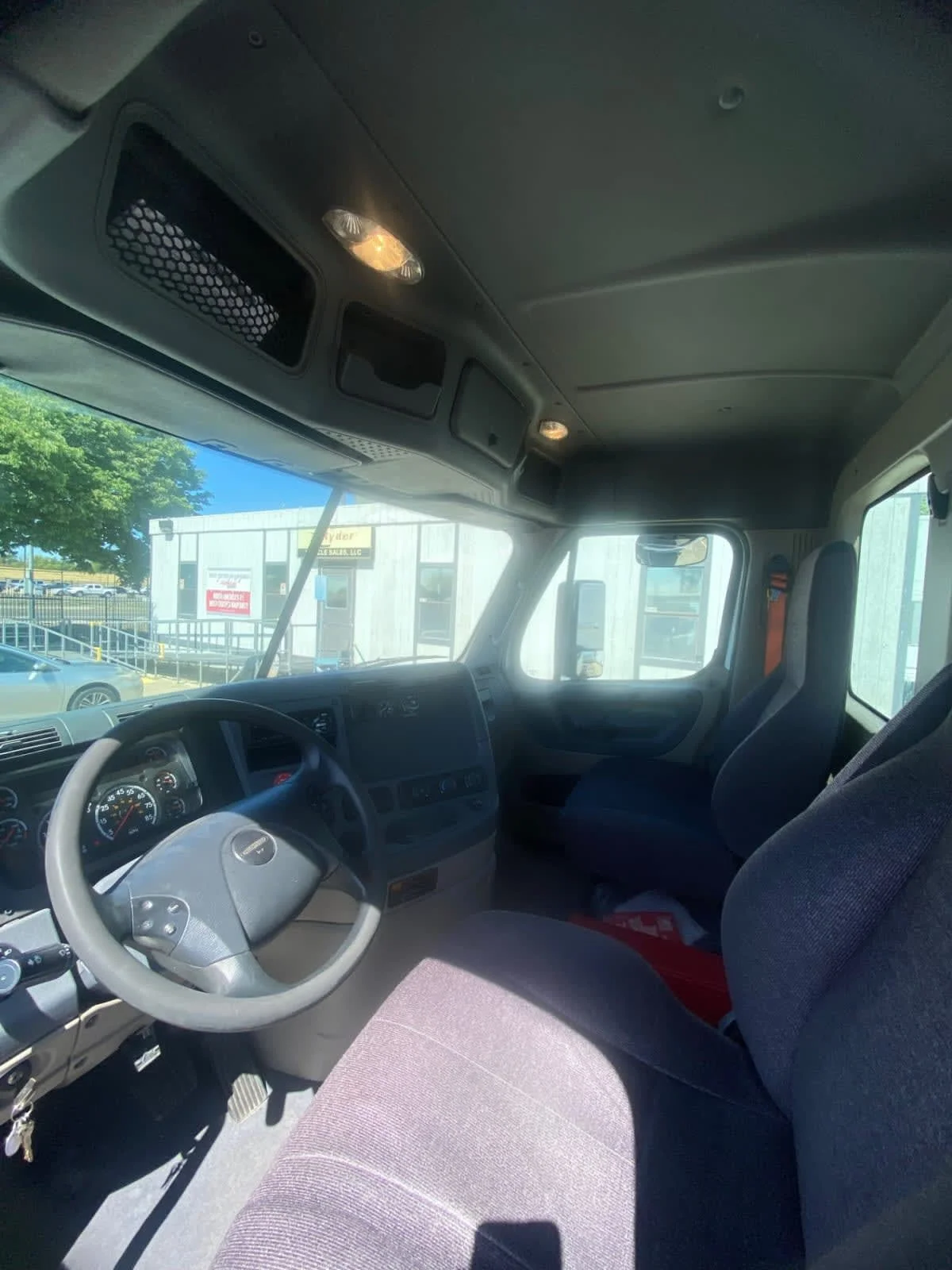 2018 Freightliner Cascadia - image 7