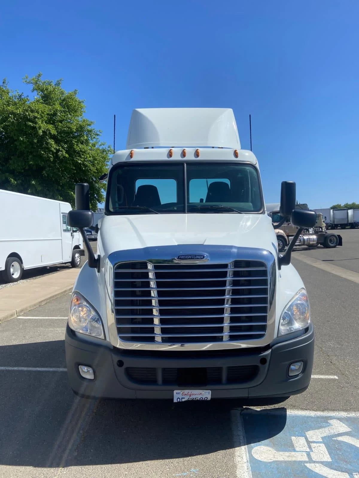 2018 Freightliner Cascadia - image 2