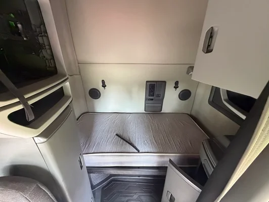 2022 Volvo VNL 760 in Nashville, TN — photo 7