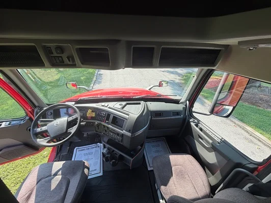 2022 Volvo VNL 760 in Nashville, TN — photo 3