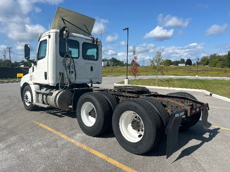 2019 Freightliner Cascadia - image 5