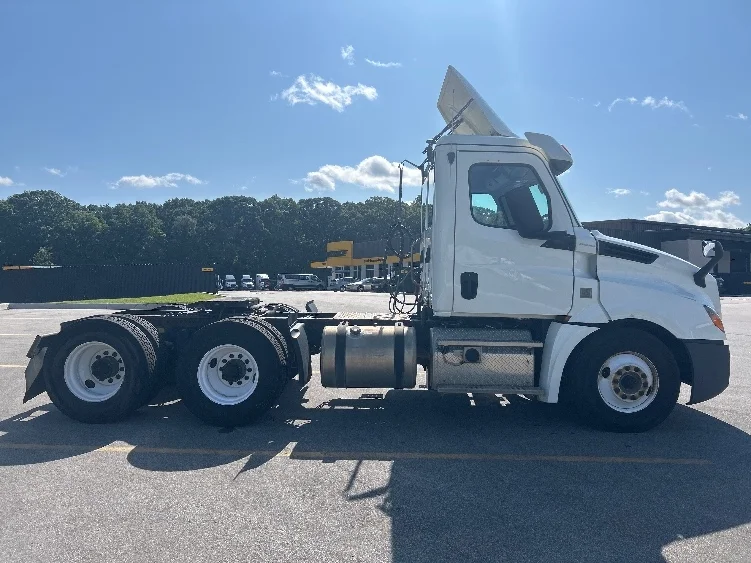 2019 Freightliner Cascadia - image 8
