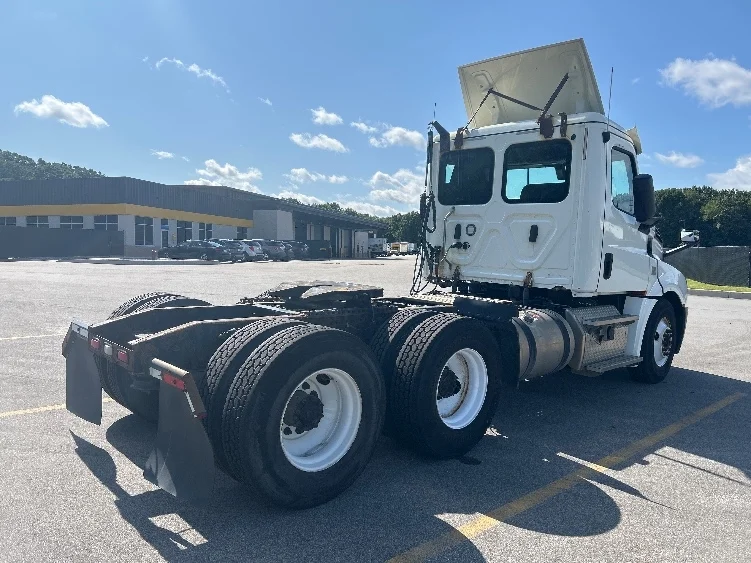 2019 Freightliner Cascadia - image 7