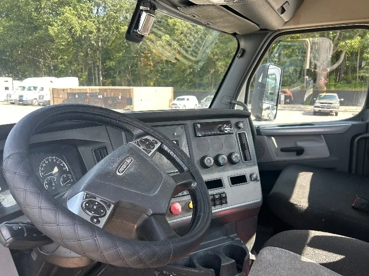 2019 Freightliner Cascadia - image 10