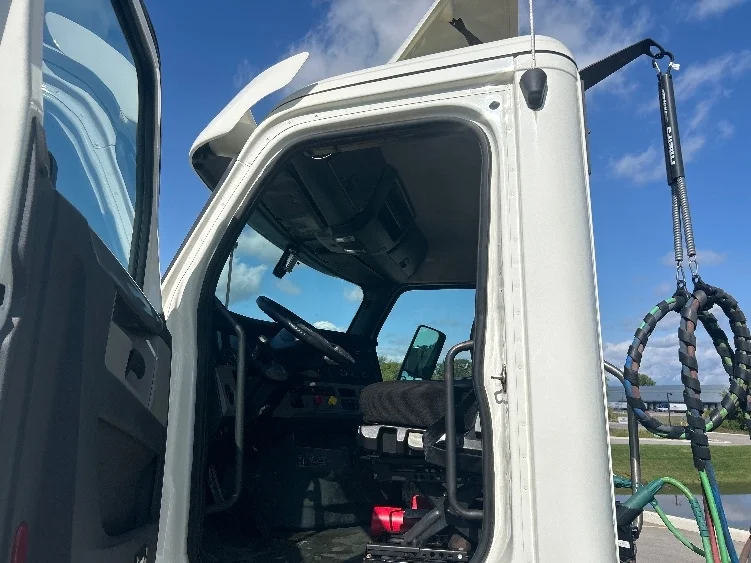 2019 Freightliner Cascadia - image 9