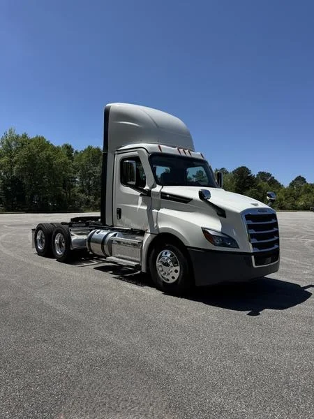 2027 Freightliner Cascadia — photo 3