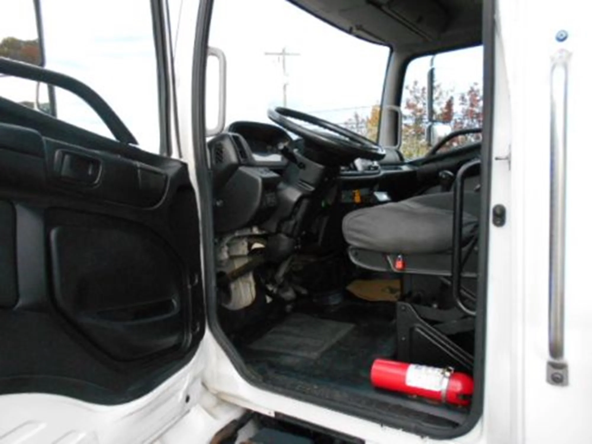 2020 Hino 268 - image 6