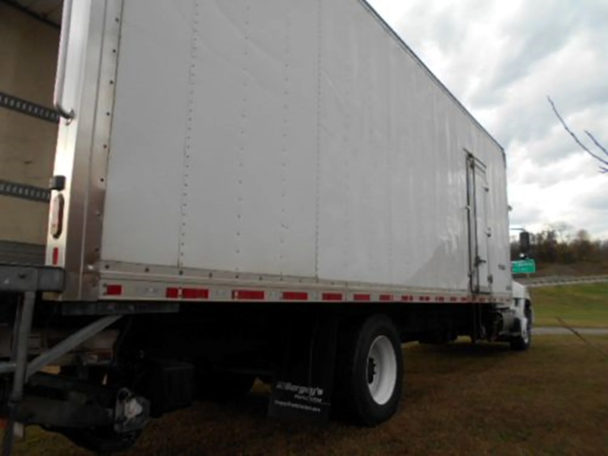 2020 Hino 268 - image 3