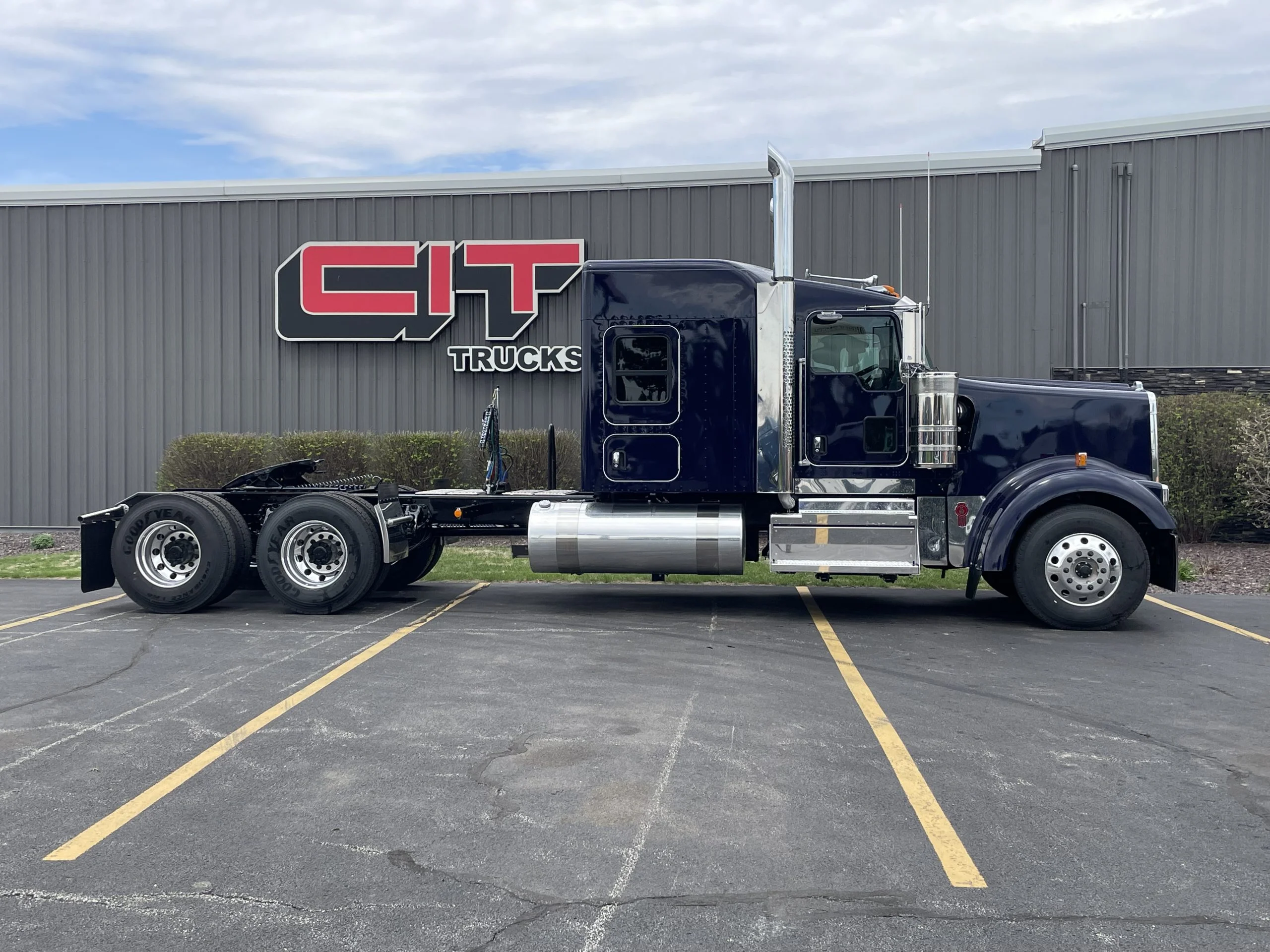 2027 Kenworth W900 in Normal, IL — photo 4
