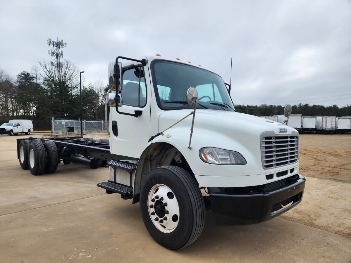 2019 Freightliner M2 106 - image 3