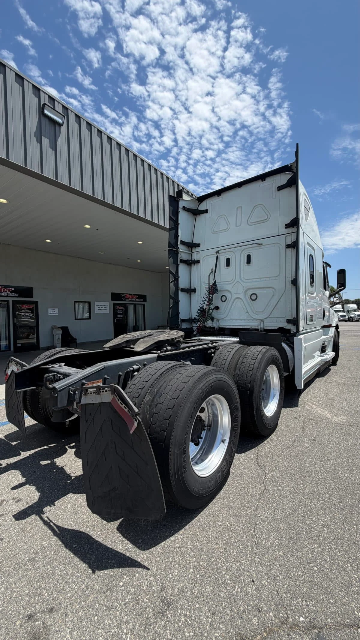 2023 Freightliner Cascadia in Pomona, CA — photo 4
