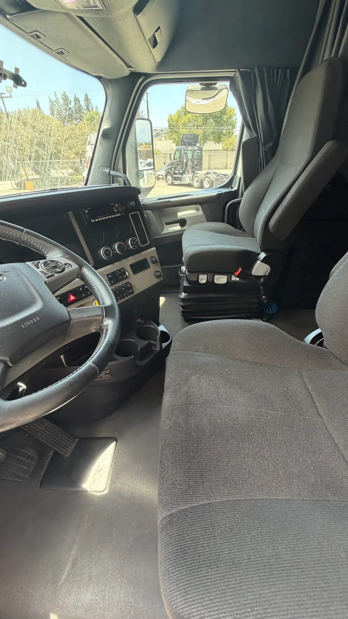 2023 Freightliner Cascadia in Pomona, CA — photo 7
