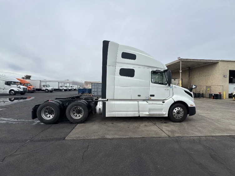 2019 Volvo VNL 760 - image 8