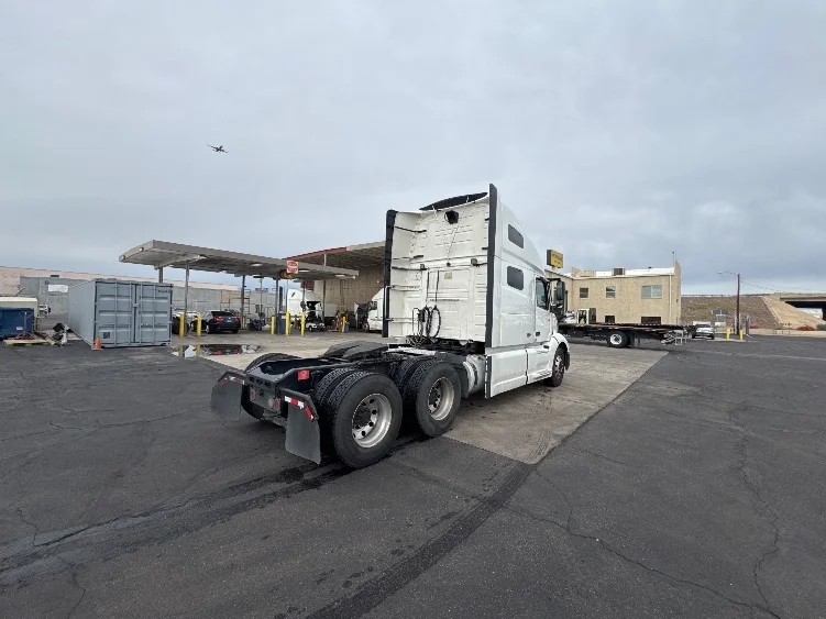 2019 Volvo VNL 760 - image 7